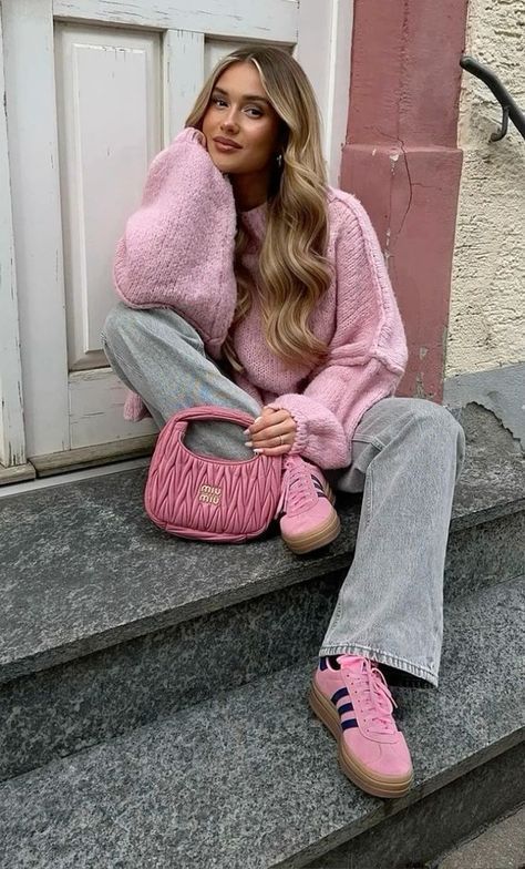 Girly Autumn Outfits Aesthetic, Casual Indoor Outfits, Pink Sneakers Outfit, Pink Shoes Outfit, Pink Sweater Outfit, Adidas Samba Outfits, Samba Outfits, Looks Adidas, Adidas Samba Outfit