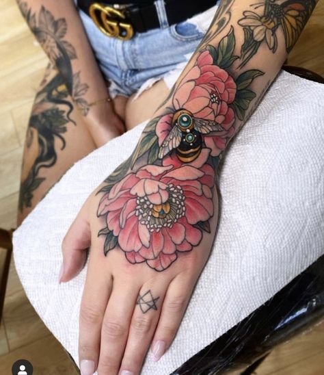 Aesthetic Tattoo Ideas, Traditional Hand Tattoo, Traditional Tattoo Flowers, Explore Aesthetic, Traditional Tattoo Sleeve, Sweet Tattoos, Gorgeous Tattoos, Tattoo Artwork, Baby Tattoos