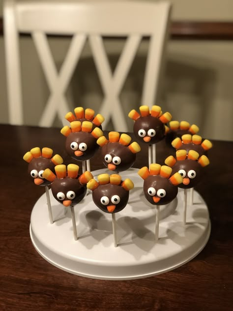 Cake pops taste better when disguised as turkeys! Turkey Cake Pops, Thanksgiving Desserts Cake, Thanksgiving Cake Pops, Fall Cake Pops, Cake Pop Flavors, Pumpkin Cake Pops, Thanksgiving Cake, Turkey Ideas, Cake Ball Recipes