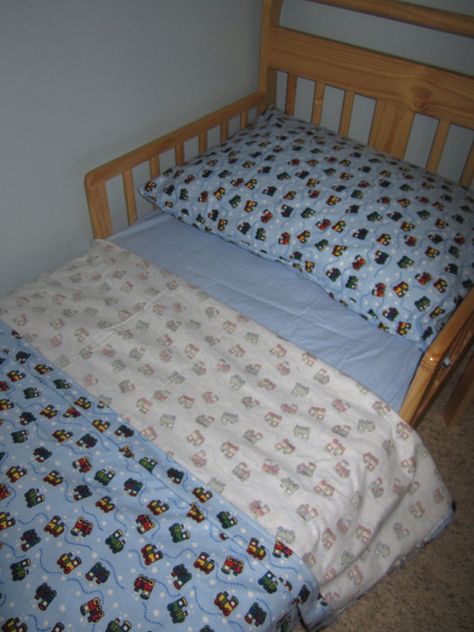 DIY Toddler bed flannel sheets We really love our flannel sheets during the cold winter months.  We had flannel sheets on every bed in the house except our toddler bed.  I searched online and in several stores for toddler bed... Bed Flannel, Diy Bed Sheets, Diy Toddler Bed, Toddler Bed Sheets, Flannel Bed Sheets, Twin Bed Sheets, Toddler Sheets, Flannel Sheets, Diy Toddler