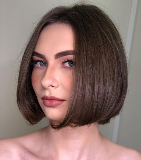 Center-Parted A-Line Bob Center Part Short Bob, Center Part Bob, Thicken Fine Hair, Haircuts To Try, Short Layered Bob Haircuts, Chin Length Haircuts, Trendy Bob Hairstyles, Textured Haircut, Hair Color Caramel