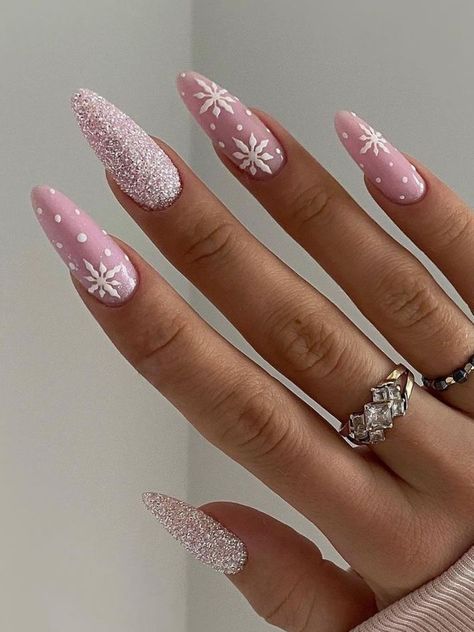 Elevate your winter style with these chic and trendy snowflake nails that will give you the perfect K-beauty look. Winter Holiday Nails, Winter Nails Christmas, Snow Nails, Holiday Nails Winter, Art Deco Nails, Nails Winter, Nails Christmas, Snowflake Nails, Striped Nails