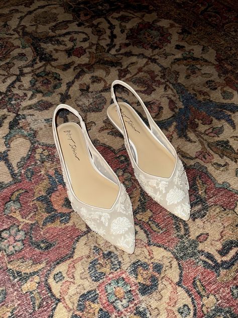 Simple Bridal Shoes, Flats For Wedding Brides, Pointed Toe Wedding Heels, Wedding Shoes Flats For Bride, Wedding Shoes Bride Flats, Bridal Flats Shoes, Flat Wedding Shoes For Bride, Bride Outfits Wedding, Bridal Shoes Flat