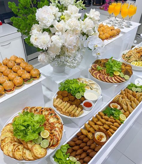 Appetizer Displays Presentation, Appetizer Platter Ideas, Catering Display Presentation, Birthday Buffet Ideas Food, Lunch Catering Ideas, Party Food Setup Display, Birthday Catering Ideas, Platter Ideas Party, Brunch Buffet Ideas