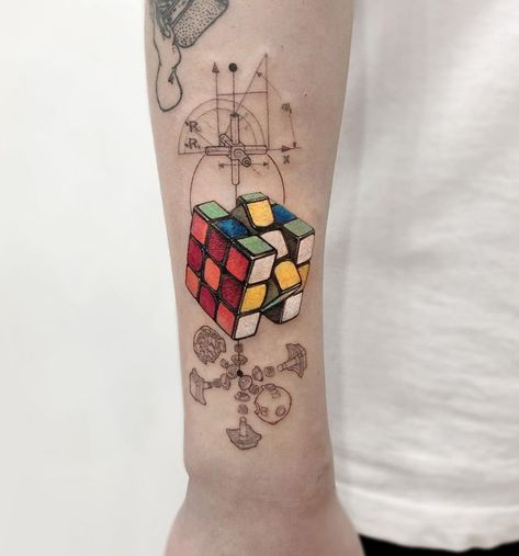 Rubik’s Cube by Mumi, a travelling artist. Cube Tattoo, Paracord Projects Diy, Optical Illusion Tattoo, Rubix Cube, Tattoo Prices, Tatuaje A Color, Tattoo Design Ideas, Tattoo Meaning, Best Tattoo Designs