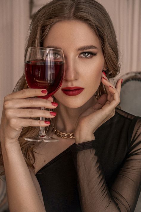 Portrait shoot photostudio Women Drinking Wine, Ponytail Girl, Portrait Shoot, Female Reference, Coffee Wine, Woman Wine, Wine O Clock, Photography Women, Wine Drinks