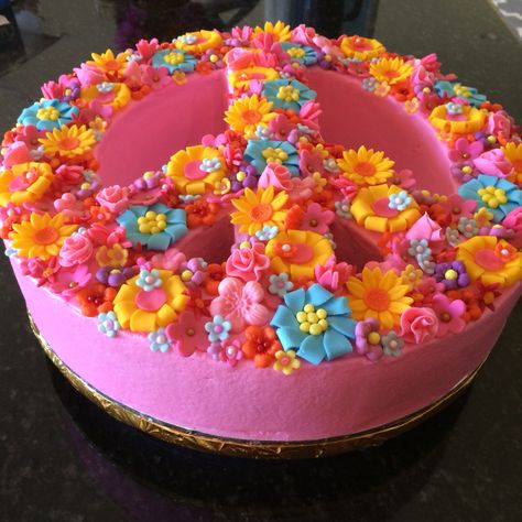 Flower power 60s peace sign cake Peace Sign Pull Apart Cupcakes, Peace Sign Cake Pops, Hippy Themed Birthday Cake, Peace Sign Cupcake Cake, Peace Sign Cake Ideas, Peace Sign Birthday Cake, Flower Power Cake Ideas, 60s Cake Ideas, Flower Power Birthday Cake