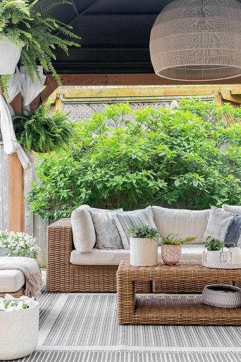 Backyard Deck Decor Outdoor Entertaining Area Furniture, Amber Interiors Patio, Outdoor Deck Styling, Transitional Patio Outdoor Spaces, Backyard Furniture Ideas Seating Areas, Modern Deck Furniture, Porch Seating Ideas, Deck Styling, Outdoor Patio Inspiration