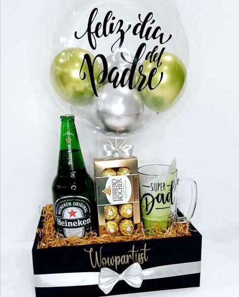 Fathers Day Gift Basket, Liquor Gifts, Diy Gifts For Dad, Personalised Gifts Diy, Diy Father's Day Gifts, Gift Box Design, Birthday Balloon Decorations, Gift Bouquet, Balloon Gift