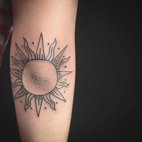 Elbow Sun Tattoo, Geometric Tattoo Female, Mandala Elbow, Colorful Mandala Tattoo, Body Doodles, Inner Elbow Tattoos, Tattoo Linework, Tattoo Finger, Sun Tattoo Designs