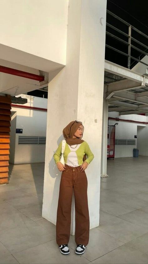 Brown Flare Pants Outfit, Muslim Outfit Ideas, Consert Outfits, Ootd Ngampus, Outfit Outer, Brown Flare Pants, Girly Style Outfits, Trouser Outfit, Celana Jeans