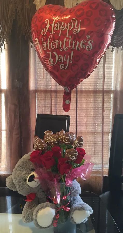 Valentines Baskets For Him, Mens Valentines Day Gifts, Valentines Bricolage, Valentines Day Baskets, Valentine Gift Baskets, Valentine Baskets, Valentine's Day Gift Baskets, Valentine Bouquet, Valentines Balloons