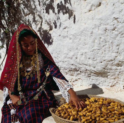 Amazigh + Imazighen • Amazigh women • Morocco • Algeria • Tunisia • Libya • Egypt • Syria • Lebanon • Iraq • Iran • Jordania • KSA • MENA • SWANA • North Africa Tunisia Clothes, North African Aesthetic, North African Clothing, Tunisia Africa, Tunisian Clothes, Cultural Aesthetic, African Aesthetic, Arab Aesthetic, Arabic Culture