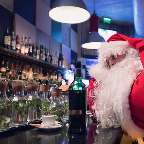 This New Members-Only Club Is Pouring Free Booze Just for Working Santa Clauses London Clubs, Beer Humor, Bar Drinks, Christmas 2024, Christmas Party, The Holiday, Santa Claus, In London, Holiday Season