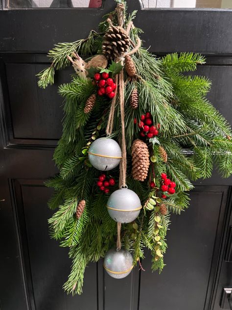 Christmas Swags For Front Door Diy, Diy Swag Wreath, Christmas Swags For Front Door, Christmas Swags Ideas, Wreath Making Party, Salon Christmas, Diy Swag, Božićni Ukrasi, Christmas Flower Decorations