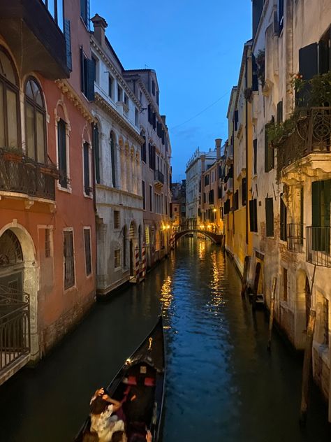 Venice Souvenirs, Venice Summer, Venice Fashion, Venice Sunset, Venice Food, Gondola Venice, Venice Gondola, Travel Venice, Venice Carnivale