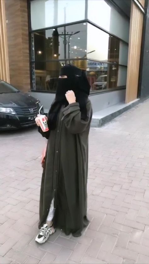 Naqab Pic Pose, Dubai Niqab, Burkha Girl, Trendy Abaya Designs, Night Snaps, Trendy Abaya, Niqab Aesthetic Photography, Burqa Designs, Niqabi Girl Aesthetic