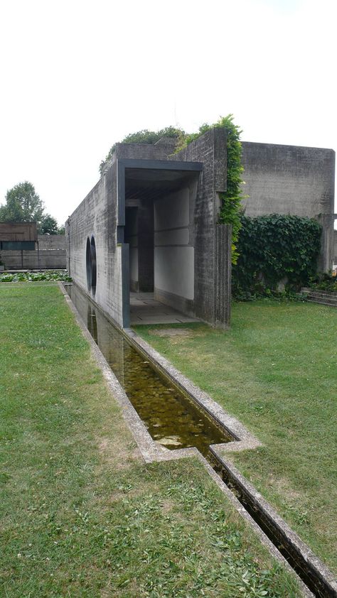 Tomba Brion Cemetery. San Vito d'Altivole, Italy. 1969-78. Carlo Scarpa. Photo Evan Chakroff Scarpa Architecture, Carlo Scarpa Architecture, Water Architecture, Brutalism Architecture, Carlo Scarpa, Famous Architects, Concrete House, Brutalist Architecture, Water Feature