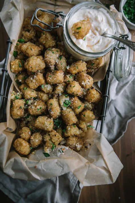 Tater Tot Appetizers, Truffle Aioli, Truffle Oil Recipes, Tater Tot Recipes, Sandwich Sides, Fancy Appetizers, Truffle Fries, Garlic Aioli, Truffle Recipe