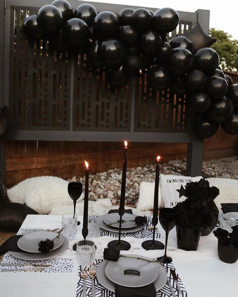 Black And White Picnic Decor, Birthday Picnic Ideas For Him, Black And White Birthday Theme, Black And White Picnic, Black Picnic, 29th Birthday Gifts, Picnic Inspo, Luxury Picnic, 20s Party