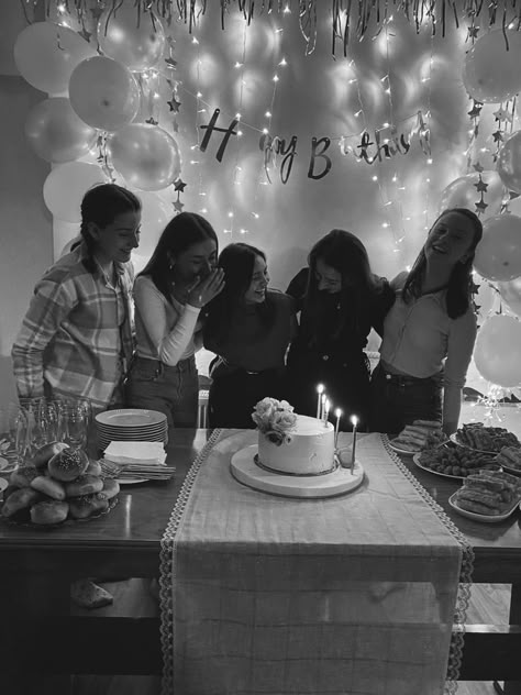 Birthday Aesthetic With Friends, Birthday Pictures Ideas With Friends, Birthday Party Photo Ideas With Friends, Friends At Home Aesthetic, Birthday At Home Aesthetic, Friends Birthday Photoshoot, Birthday Photo Ideas With Friends, Birthday Party Photoshoot With Friends, Birthday With Friends Aesthetic