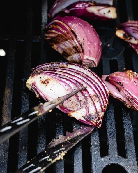 Here's how to make the best grilled onions, sweet and charred to perfection! They come out with incredible flavor, a fantastic side dish for summer meals. #grilledonions #grilled #grill #howtogrillonions #onions #grilling #summer #entertaining #sidedish Best Grilled Vegetables, Grilled Peppers And Onions, Grilled Squash, Best Veggie Burger, Grilled Tilapia, Grilled Carrots, Grilled Broccoli, Grilled Scallops, Veggie Skewers