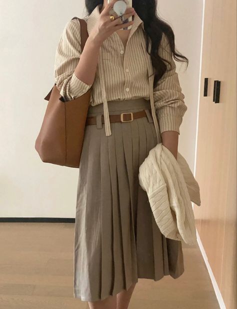 University Teacher Outfit, Teacher Outfits Classy, English Teacher Outfit, Cute Outfits For Church, Outfit For Church, Academia Outfits, Stylish Work Attire, Teacher Outfit, Teacher Outfits