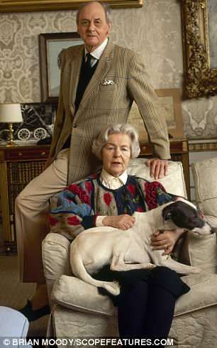 The Duke and Duchess of Devonshire at Chatsworth House in 1991... Deborah Mitford, Georgiana Cavendish, Duchess Of Devonshire, The Duchess Of Devonshire, Mitford Sisters, Duke Of Devonshire, Chicago Magazine, Six Sisters, Chatsworth House