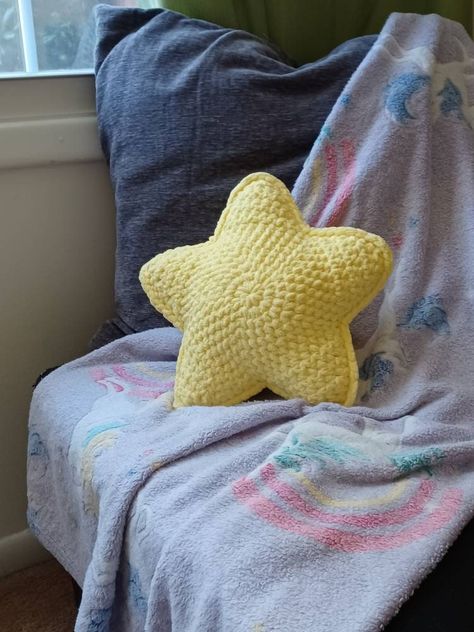 Plush star pillows made with soft baby blanket yarn and polyester filling. Pairs great with our cloud pillow. Sunshine Crochet Pillow, Crochet Pillow Animal, Crochet Room Decor Ideas Bedrooms, Room Decor Crochet Ideas, Cute Crochet Pillows, Crochet Star Plush, Star Pillow Crochet Pattern, Crochet Moon Pillow, Moon Pillow Crochet