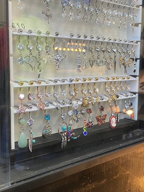 Belly Ring Storage, Ring Display Ideas, Ampallang Piercing, Belly Piercings, Airbrush T Shirts, Belly Piercing Jewelry, Jewelry Piercing, Jewelry Display Case, Cool Piercings