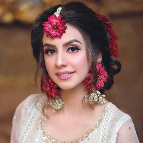 Floral  jewelry never go out of style ✅ @doctorblogger Pakistani Bridal Makeup Hairstyles, Flower Jewellery For Haldi, Flower Jewellery For Mehndi, Flower Jewelry Designs, Wedding Flower Jewelry, Pakistani Bridal Makeup, Bridal Hairdo, Bridal Dresses Pakistan, Indian Bridal Hairstyles