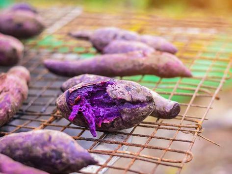 7 Benefits of Purple Yam (Ube), and How It Differs from Taro #ubeclub 💜 Ube Recipes, Yams Recipe, Purple Yam, Purple Food, Purple Potatoes, Baked Yams, Purple Sweet Potatoes, Healthy Bacteria, Different Vegetables