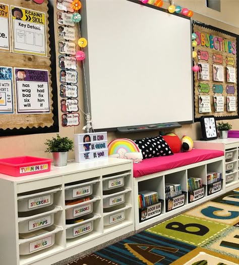 1st Grade Hallway Displays, Kindergarten Library Center Ideas, Preschool Computer Center, Bulletin Board In Classroom, Learning In Wonderland, Turn In Bins Classroom, Classroom Slides Template, Preprimary Classroom Decoration, Bright Classroom Themes