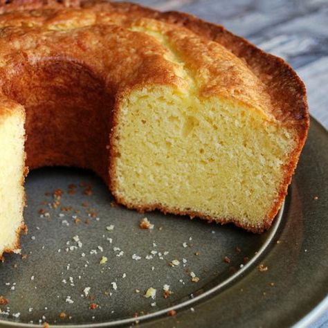 German Butter Pound Cake German Pound Cake, Homemade Pound Cake, Butter Pound Cake, German Dishes, German Desserts, German Foods, Cinnamon Roll Cake, Cake Recipes From Scratch, German Recipes