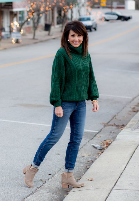 Green Turtle Neck Sweater Outfit, Green Sweater Outfit Women, Green Crewneck Outfit, Dark Green Sweater Outfit, Green Sweater Outfit, Tops To Wear With Leggings, Pijamas Women, Green Turtleneck Sweater, Dark Green Sweater