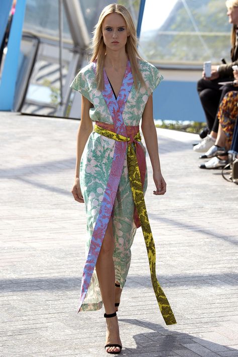 Jonathan Saunders Spring 2016 High Summer Fashion, Uk Summer Outfits, Look Kimono, Uk Summer, Jonathan Saunders, Holy Ghost, Runway Collection, Spring Summer 2016, 2016 Fashion