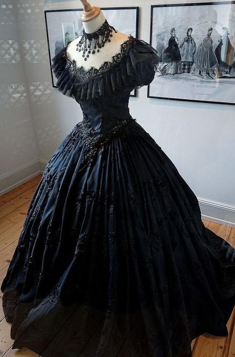 Victorian Prom Dress Black, White Wedding Dress With Black And Red, Vintage Goth Wedding Dress, Goth Bridesmaid Dresses, Vampire Prom Dress, Gothic Dress Elegant, Werewolf Concept, Goth Formal Dress, Debut Dress