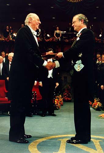 Dario Fo receiving his Nobel Prize from the hands of His Majesty King Carl XVI Gustaf of Sweden at the Stockholm Concert Hall, 10 December 1997. - Get Dario's biography (updated to 2013) in Italian at http://www.ledizioni.it/prodotto/joe-farrell-dario-e-franca-la-biografia-della-coppia-fo-rame-attraverso-la-storia-italiana/ Dario Fo, Alfred Nobel, Stage Designer, Nobel Prize In Literature, In His Time, 10 December, The Middle Ages, George Michael, Nobel Prize