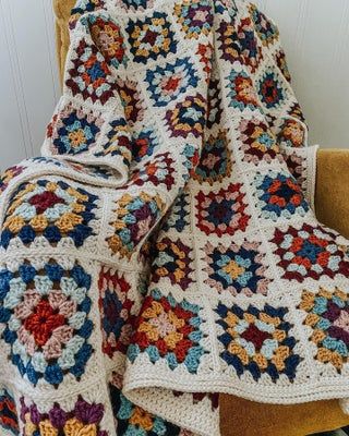 Patchwork Blanket Crochet, Patchwork Granny Square Blanket, Patchwork Granny Square, Blanket On Couch, Granny Square Blanket Crochet, Crochet Necklace Pattern, Hand Knitting Diy, Crochet Ball, Granny Square Crochet Patterns Free