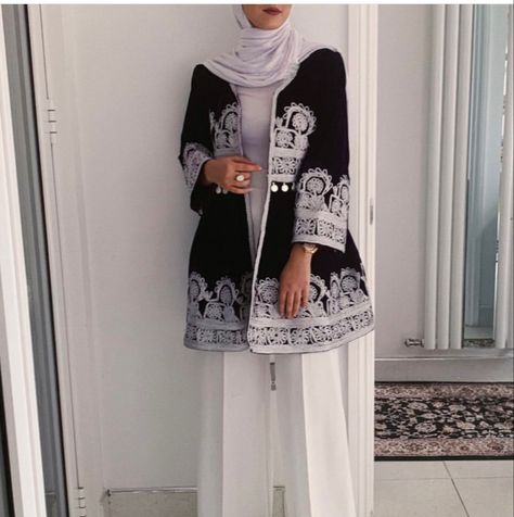 Afghani Dresses Modern, Arrow Dress, Afghani Clothes, Afghan Girl, Velvet Dress Designs, Blouse Casual Fashion, Latest Dress Design, Pakistani Fashion Casual, Womens Trendy Dresses