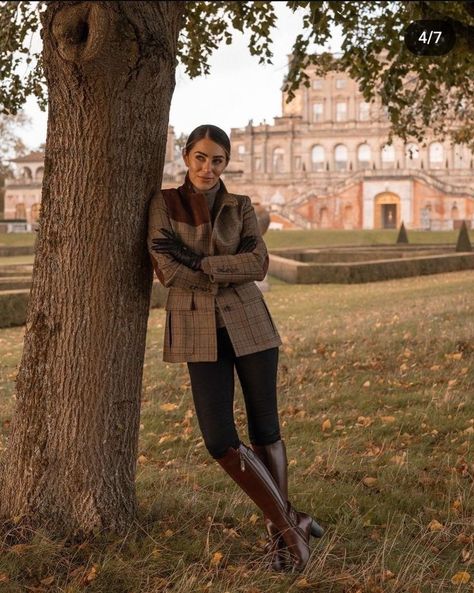 Hunt Outfit For Women, English Style Outfit Women, English Old Money Outfit, Classic English Fashion, English Country Side Outfit, English Fall Fashion, English Lady Style, Country Autumn Outfit, Equestrian Chic Outfits