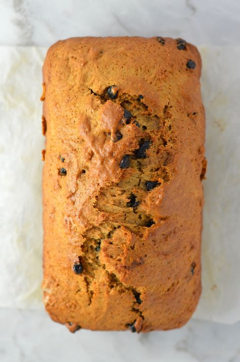 Easy Blueberry Applesauce Bread recipe. Super simple breakfast or nut free snack idea, and made with cinnamon and dried blueberries. #bread #loafcake  #breakfast #breakfastrecipes #breakfastideas Applesauce Loaf, Blueberry Applesauce, Blueberry Zucchini Bread, Blueberry Zucchini, Applesauce Bread, Nut Free Snacks, Vegan Paleo Recipes, Apple Sauce Recipes, Blueberry Bread