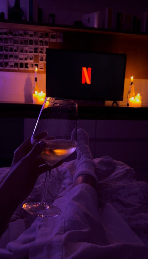 Netflix And Chill Aesthetic, Calm Night, Fav Aesthetic, Chill Mood, Cute Beach Pictures, Beautiful Wallpapers For Iphone, Time Pictures, Wine Night, Night Vibes