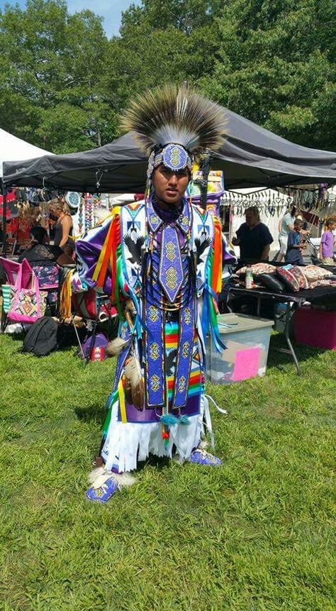 Grass dance outfit Grass Dance Regalia, Grass Dance Outfits, Native Outfits, Powwow Regalia, Native American Regalia, Native Dress, Beautiful Canada, Native American Photos, Happy Canada Day