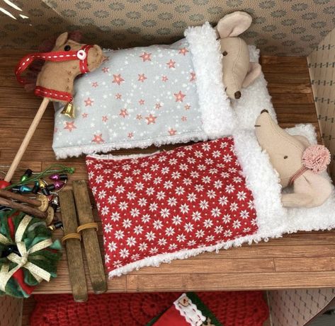 Maileg Diy Pattern, Diy Maileg Furniture, Mouse House Diy, Diy Maileg, Mouse Sewing, Maileg Doll House, Maileg Dolls, Doll Sleeping Bag, Maileg Mouse