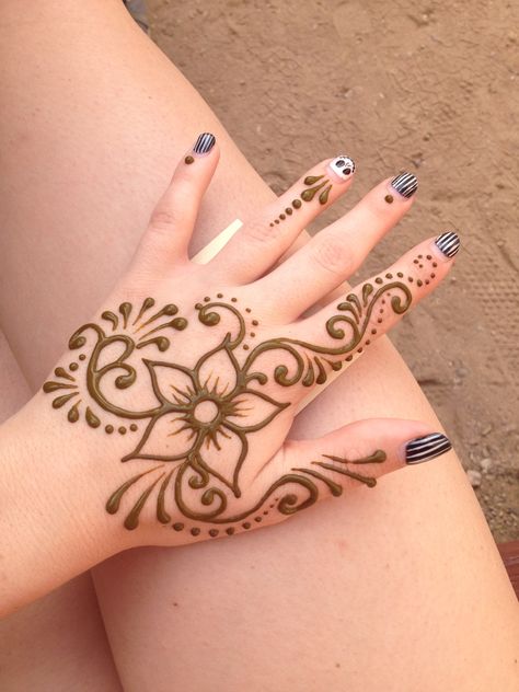 Flower 🌺 Hand Henna Designs Flower, Henna Tattoo Designs Hand Flowers, Henna Design Flower, Dragonfly Henna, Flower Henna Design, Henna Tattoo Flower, Tattoo Ideas Easy, Tattoo Designs Hand, Flower Henna Designs