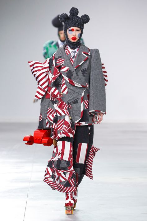 Thom Browne Fall 2022 Ready-to-Wear https://www.vogue.com/fashion-shows/fall-2022-ready-to-wear/thom-browne/slideshow/collection#41 Tom Browne, Punk Street Style, Runway Magazine, Ski Fashion, Weird Fashion, Fall 2022, Runway Collection, Harajuku Fashion, Thom Browne