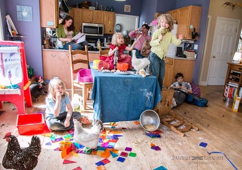 18 Realistic Family Photos: Parenting Is Never Picture-Perfect Messy Family Photos, Reality Pictures, Messy Motherhood, English Pictures, Family Chaos, Moms Photography, Parents Quotes Funny, Crazy Mom, Ads Design