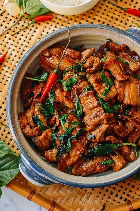 Thai basil pork belly is a simple, bang-for-your-buck restaurant quality meal, requiring just 10 ingredients and 15 minutes. Just serve with rice and a veg! Source: thewoksoflife.com Tacos Pork, Thai Basil Pork, Basil Pork, Wok Of Life, Woks Of Life, The Woks Of Life, Pork Belly Recipes, Crispy Pork Belly, Lean Pork