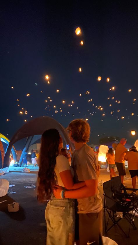 #aesthetic #lantern #lanternfestival #tangled #boyfriend #coupleportrait Proposal Ideas Lanterns, Latern Festival Date, Lantern Festival Couple, Lantern Date, Fest Aesthetic, Lantern Festival Aesthetic, Aesthetic Lantern, Uw Seattle, Lanterns Festival